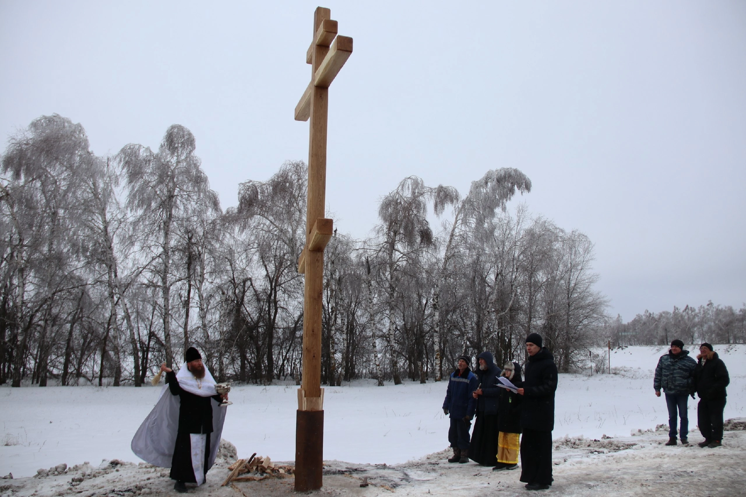 Установка и освящение нового поклонного креста на въезде в село Ягодная Поляна..