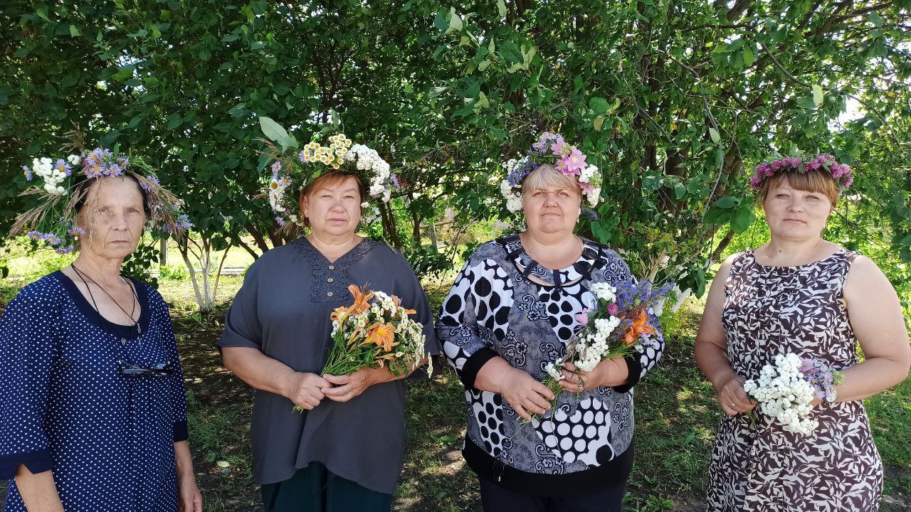 Венок из полевых цветов.